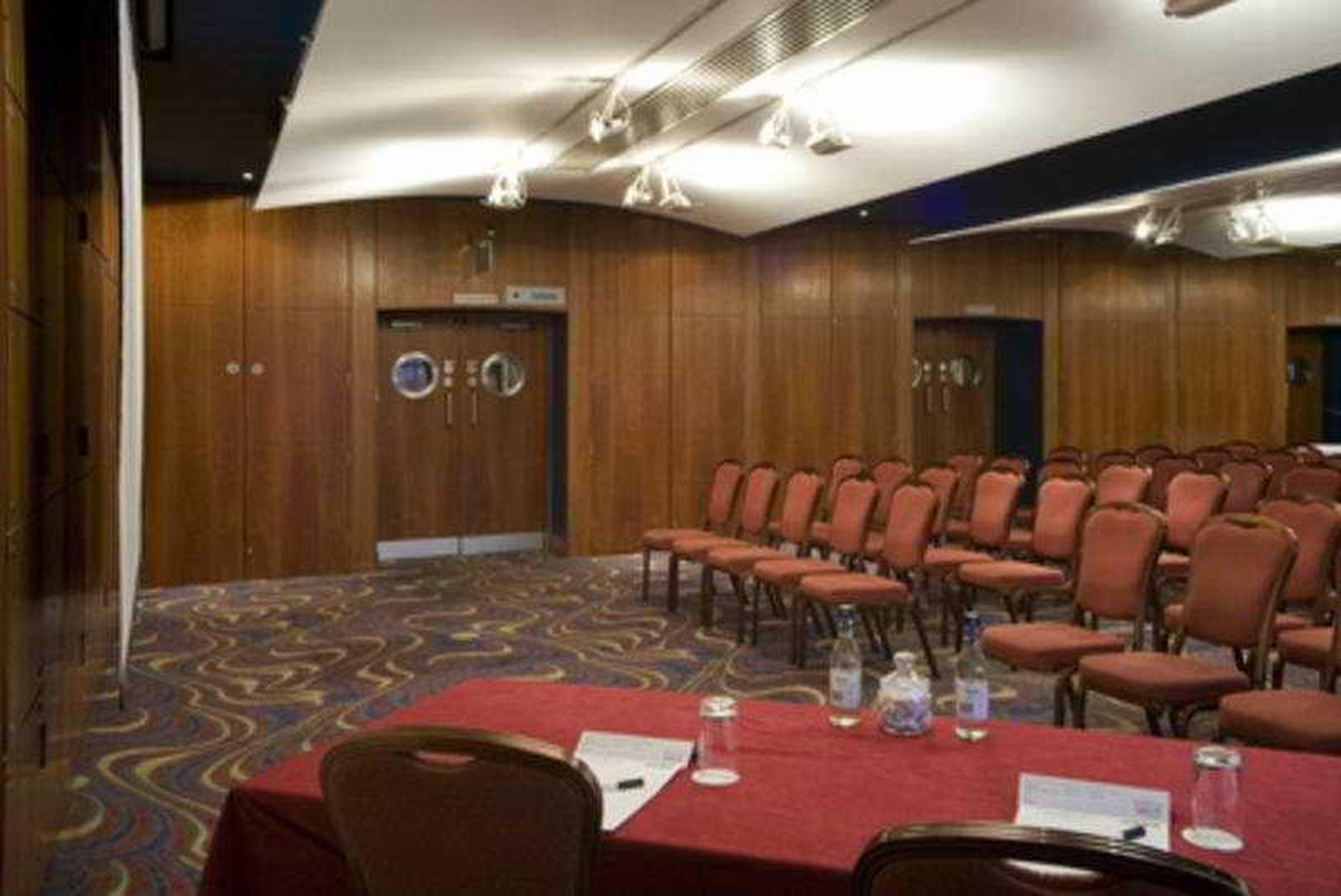 Mercure London Heathrow Airport Хитроу Экстерьер фото